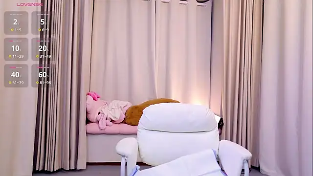 niannian18 online show from October 28, 2025, 10:14 am