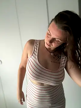 TenderLaGlamor online show from October 10, 2025, 2:51 pm