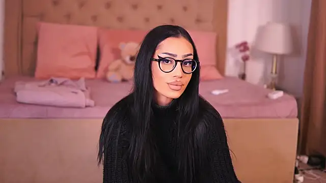 ChloeObril online show from November 28, 2025, 4:01 am