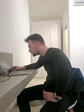 mrlyuis online show from December 18, 2025, 3:16 pm