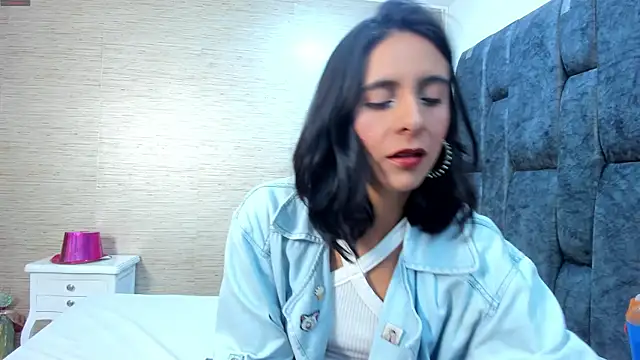 MiaAmore  online show from November 28, 2025, 8:31 pm