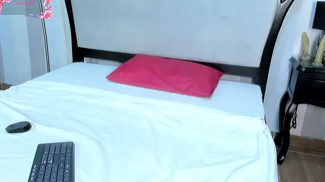 MiaAmore  online show from October 17, 2025, 8:10 pm