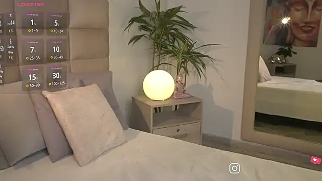 Snapshot of SophieCollins_1 chatting on August 3, 2026, 12:00 pm SophieCollins 1 online show from August 3, 2026, 12:00 pm