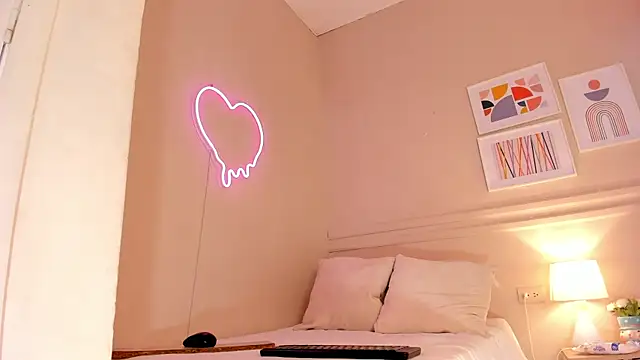 Snapshot of _aleja_x chatting on October 15, 2025, 11:40 am aleja x online show from October 15, 2025, 11:40 am