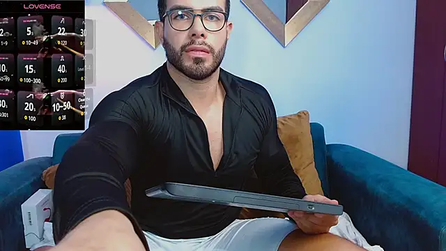 Snapshot of ZarekFox chatting on October 14, 2025, 8:09 pm ZarekFox online show from October 14, 2025, 8:09 pm