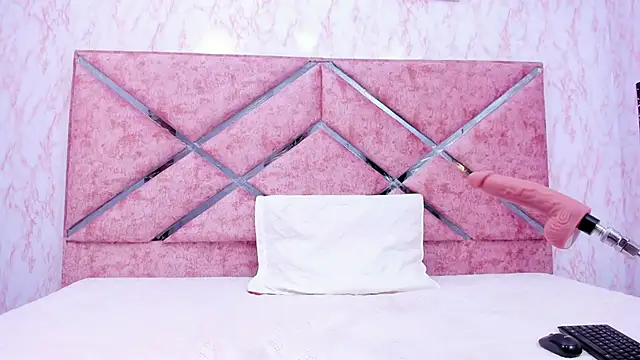 HOT EMIILY  online show from October 18, 2025, 11:45 am