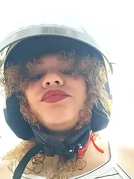 Snapshot of SirenRouge_69 chatting on December 5, 2025, 7:12 pm SirenRouge 69 online show from December 5, 2025, 7:12 pm