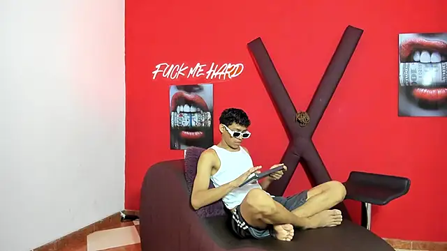 Snapshot of BEAUTY_BOYS1 chatting on March 6, 2026, 7:20 pm BEAUTY BOYS1 online show from March 6, 2026, 7:20 pm