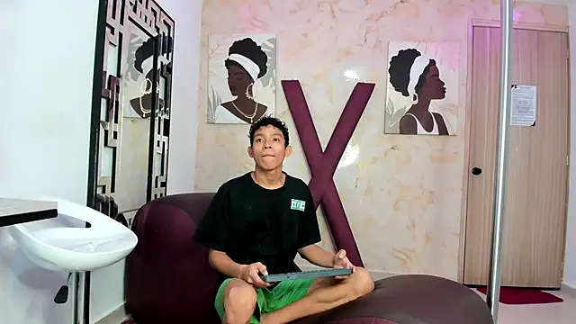 Snapshot of BEAUTY_BOYS1 chatting on March 19, 2026, 1:22 pm BEAUTY BOYS1 online show from March 19, 2026, 1:22 pm