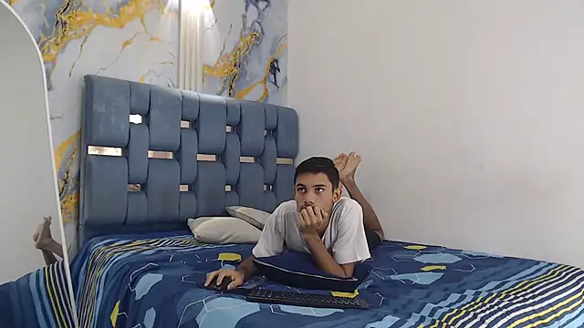 Snapshot of BEAUTY_BOYS1 chatting on March 31, 2026, 1:35 pm BEAUTY BOYS1 online show from March 31, 2026, 1:35 pm