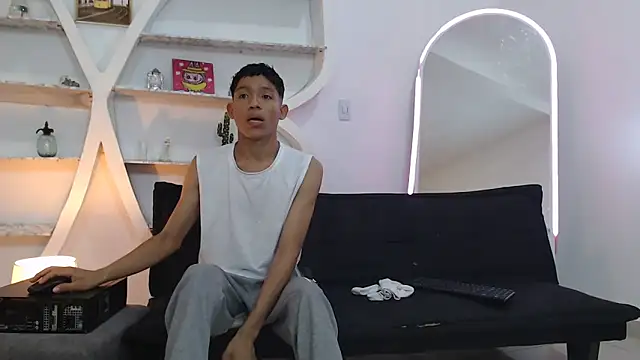 BEAUTY BOYS1 online show from November 7, 2025, 7:13 am