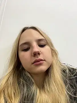 Snapshot of Sky_Cutie chatting on November 15, 2025, 4:16 am Sky Cutie online show from November 15, 2025, 4:16 am