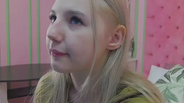 Snapshot of Sky_Cutie chatting on June 15, 2026, 4:23 am Sky Cutie online show from June 15, 2026, 4:23 am