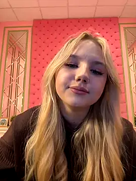 Snapshot of Sky_Cutie chatting on October 18, 2025, 5:09 am Sky Cutie online show from October 18, 2025, 5:09 am