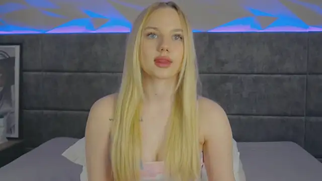 Snapshot of Sky_Cutie chatting on June 5, 2026, 6:52 am Sky Cutie online show from June 5, 2026, 6:52 am
