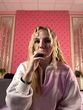 Snapshot of Sky_Cutie chatting on December 3, 2025, 4:35 am Sky Cutie online show from December 3, 2025, 4:35 am