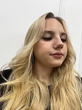 Snapshot of Sky_Cutie chatting on November 27, 2025, 4:24 am Sky Cutie online show from November 27, 2025, 4:24 am