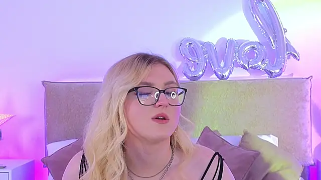 Snapshot of Jules_night chatting on August 1, 2026, 9:02 pm Jules night online show from August 1, 2026, 9:02 pm