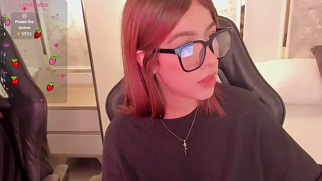 Snapshot of doll_eyees_ chatting on October 8, 2025, 2:35 am doll eyees online show from October 8, 2025, 2:35 am