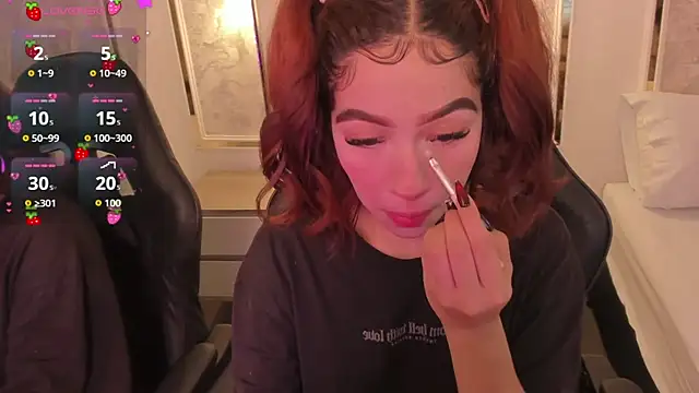 Snapshot of doll_eyees_ chatting on October 14, 2025, 2:23 am doll eyees online show from October 14, 2025, 2:23 am