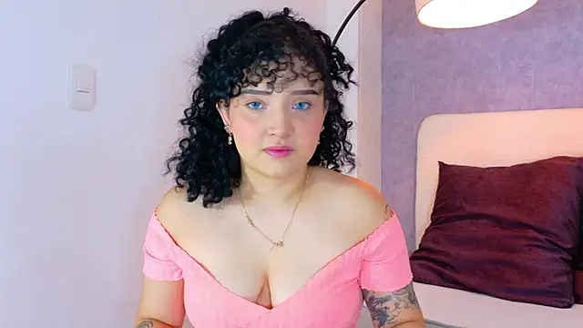 Snapshot of Tracielowe_w chatting on November 15, 2025, 3:32 am Tracielowe w online show from November 15, 2025, 3:32 am