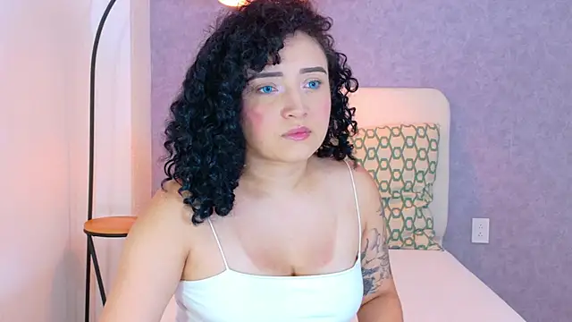 Snapshot of Tracielowe_w chatting on December 14, 2025, 3:35 am Tracielowe w online show from December 14, 2025, 3:35 am