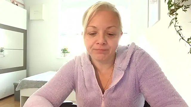 Snapshot of Linsy_Kim chatting on October 19, 2025, 8:50 am Linsy Kim online show from October 19, 2025, 8:50 am