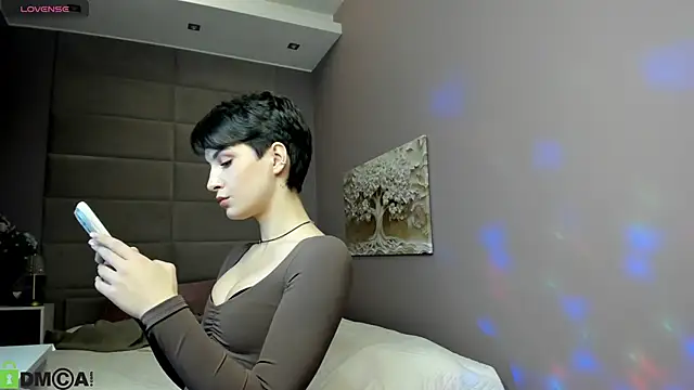 Adeline Perle online show from October 10, 2025, 1:50 am