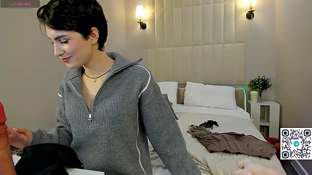 Adeline Perle online show from November 13, 2025, 8:07 am