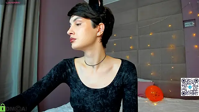 Adeline Perle online show from October 31, 2025, 1:13 am