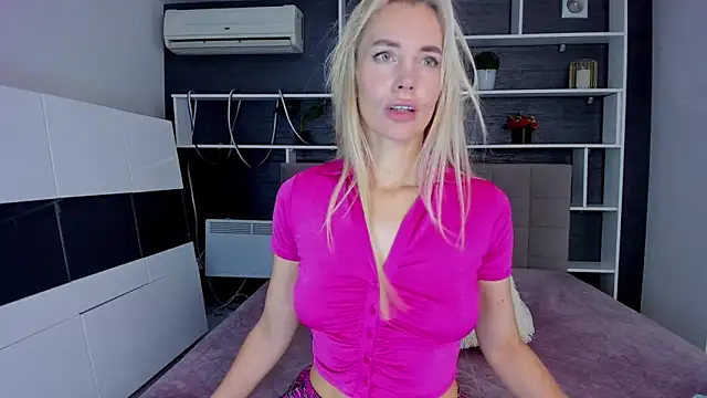 Snapshot of SabrinaSharm chatting on November 8, 2025, 12:52 pm SabrinaSharm online show from November 8, 2025, 12:52 pm