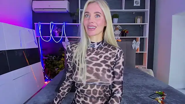 Snapshot of SabrinaSharm chatting on December 14, 2025, 12:55 pm SabrinaSharm online show from December 14, 2025, 12:55 pm