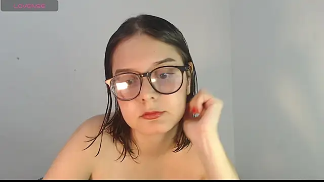 Snapshot of MadieLorez chatting on September 9, 2025, 9:35 pm MadieLorez online show from September 9, 2025, 9:35 pm