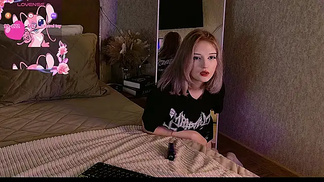 Snapshot of EsmeMayhem chatting on September 19, 2025, 5:11 am EsmeMayhem online show from September 19, 2025, 5:11 am