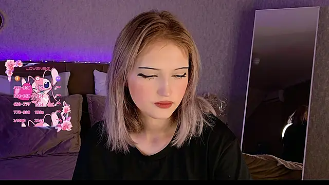 Snapshot of EsmeMayhem chatting on October 2, 2025, 4:16 am EsmeMayhem online show from October 2, 2025, 4:16 am