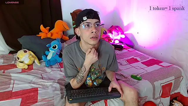 Snapshot of aaronjames1 chatting on December 15, 2025, 11:20 pm aaronjames1 online show from December 15, 2025, 11:20 pm