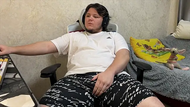 Snapshot of desiredude9 chatting on October 8, 2025, 6:08 pm desiredude9 online show from October 8, 2025, 6:08 pm