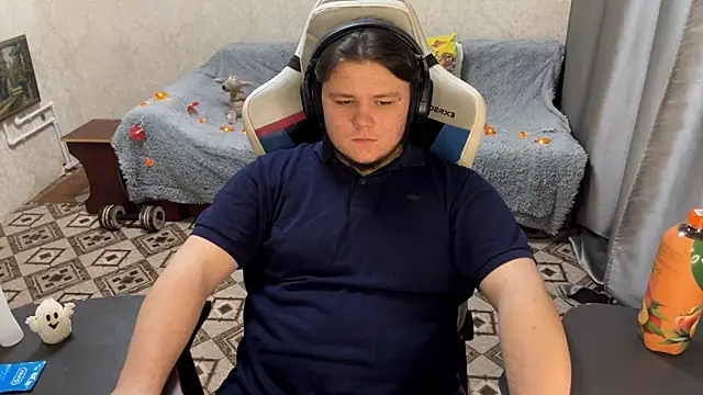 Snapshot of desiredude9 chatting on October 17, 2025, 7:04 pm desiredude9 online show from October 17, 2025, 7:04 pm