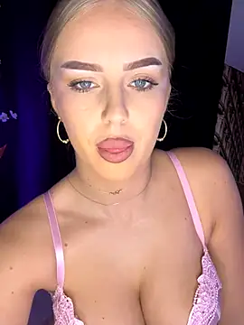 Snapshot of AubrieleRouj1 chatting on November 9, 2025, 4:44 pm AubrieleRouj1 online show from November 9, 2025, 4:44 pm