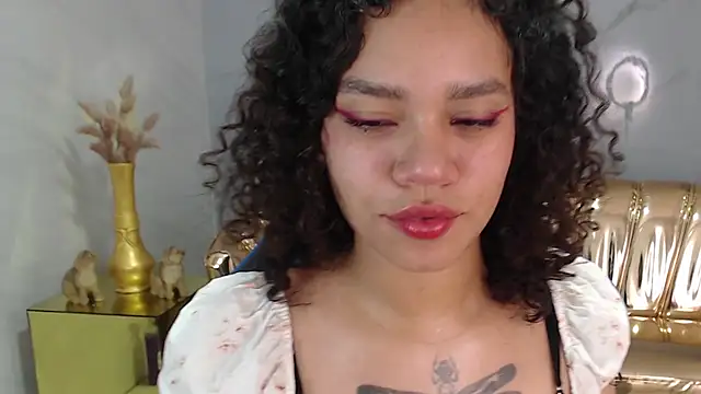 Snapshot of Canela_s1 chatting on October 17, 2025, 8:32 pm Canela s1 online show from October 17, 2025, 8:32 pm