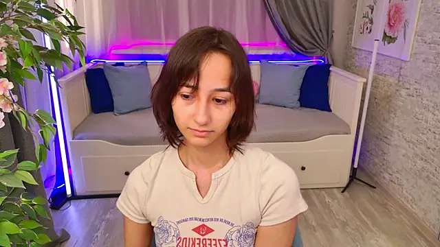 EmilySwonn online show from September 18, 2025, 3:59 pm