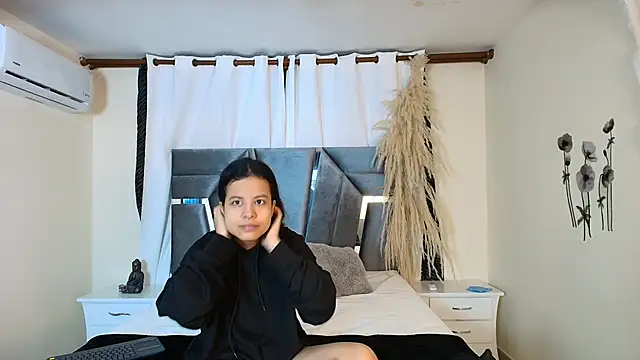 Snapshot of MiniLove_01 chatting on October 14, 2025, 12:39 pm MiniLove 01 online show from October 14, 2025, 12:39 pm