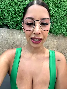 Snapshot of luvely chatting on December 5, 2025, 9:01 pm luvely online show from December 5, 2025, 9:01 pm