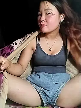 Snapshot of lylylove chatting on June 10, 2026, 3:02 pm lylylove online show from June 10, 2026, 3:02 pm