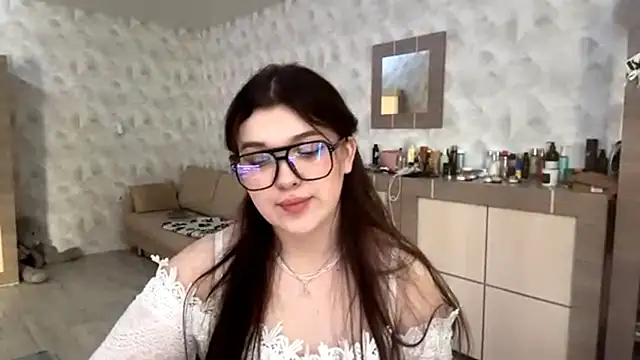 Snapshot of CarylWeatherholtz chatting on December 14, 2025, 10:21 am CarylWeatherholtz online show from December 14, 2025, 10:21 am