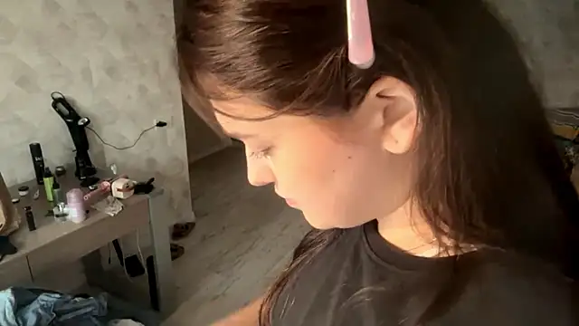 Snapshot of CarylWeatherholtz chatting on October 22, 2025, 2:38 pm CarylWeatherholtz online show from October 22, 2025, 2:38 pm