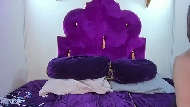 Laurentyler   online show from April 21, 2026, 2:51 am