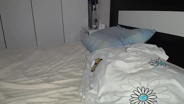 petite danielle online show from February 16, 2026, 8:35 am