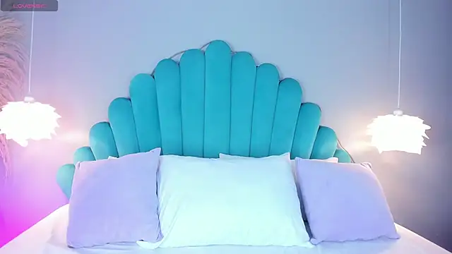 AlassiaHocthner online show from November 14, 2025, 11:47 am