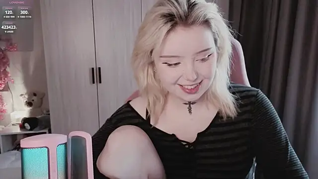 Snapshot of RileyVice chatting on July 29, 2026, 10:03 am RileyVice online show from July 29, 2026, 10:03 am